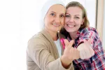 Un fármaco mejora un 30% la supervivencia en leucemia mieloide aguda Hija abrazando a su madre enferma de leucemia mieloide