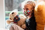 NIña con una mascarilla