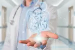 Describen un nuevo método de edición de la microbiota intestinal Médico sosteniendo una proyección holográfica de el intestino humano