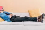 La ciencia de la siesta: identifican genes que regulan su frecuencia Hombre echándose la siesta
