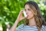 Las personas con asma (no grave) no tienen mayor riesgo de COVID-19 Mujer asmática usando su inhalador