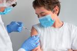 Adolescente recibiendo la vacuna contra el covid-19