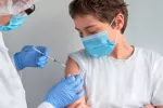España vacunará a los jóvenes entre 12 y 17 años antes de septiembre Adolescente recibiendo la vacuna contra el covid-19