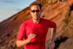 Gafas deportivas, cómo elegirlas para evitar lesiones Hombre con gafas deportivas