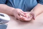 Asocian dos antihipertensivos a mejor pronóstico en pacientes COVID-19 Mujer anciana tomando sus pastillas para controlar la tensión