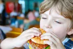 Consumo de ultraprocesados ligado a problemas respiratorios en niños Ultraprocesados ligados a asma en niños