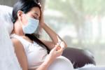 Mujer embarazada con síntomas de fiebre