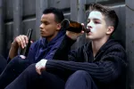 Beber alcohol envejece precozmente los vasos sanguíneos en los jóvenes Adolescentes bebiendo cerverza