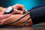 Médico controlando la presión arterial a un paciente