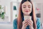 Tres tazas de café al día reducen el riesgo de cardiopatías e ictus Mujer tomando una taza de café