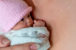 La lactancia materna mejora el rendimiento cardiaco en prematuros Bebé prematuro en brazos de su madre