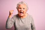 Anciana en actitud agresiva