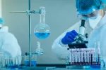 Científicos investigando sobre el COVID en el laboratorio