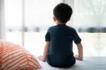 Una terapia de anticuerpos, esperanza contra la distrofia muscular Niño de espaldas con posible distrofia muscular