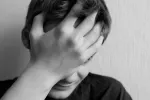 Hallan posible vía para tratar crisis epilépticas en niños con autismo Niño autista con convulsiones de epilepsia