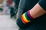 Las personas autistas tienen más probabilidades de ser LGBTQ + Niña autista en el parque