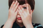 Niños con autismo no usan el contexto para reconocer emociones ocultas Niño con autismo