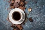 Por qué te gustan el café y el chocolate negro Taza de café negro y chocolate amargo