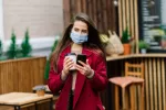 Mujer usando mascarilla en exteriores