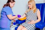 Mujer embarazada realizándose una extracción de sangre