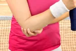Codo de tenista, cómo aliviar la epicondilitis Mujer con codo de tenista
