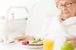 Anciana comiendo una dieta rica en flavonoides