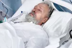 Desvelan lo que pasa por nuestra cabeza minutos antes de morir Anciano moribundo en el hospital