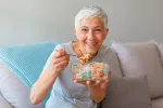 Mujer tomando dieta rica en zinc