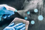 Lejía, detergente y alcohol son eficaces para inactivar el coronavirus Limpieza de una mesa con un pulverizador