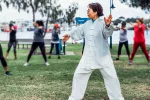 Hacer taichí ayuda en la recuperación de mayores tras un ictus Grupo de personas practicando taichí