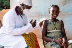 Vacunación contra la malaria de una niña africana