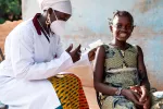 Una niña africana se vacuna frente al paludismo Vacunación contra la malaria de una niña africana