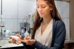 Investigadora Teresa Vázquez prueba una de las crema para la hipersensibilidad cutánea