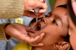 Mozambique confirma el primer caso de polio desde hace 30 años Niño tomando vacuna para la polio