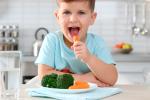 Niños con hiperactividad mejoran comiendo frutas y verduras
