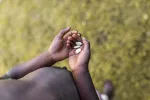Concepto de hambre y desnutrición en el Sahel Manos de un africano desnutrido con la última comida