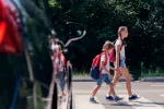 Niños acudiendo a la escuela entre el tráfico de la ciudad