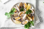 Coquinas, almejas y chirlas: diferencias y cómo prepararlas Almejas en plato