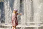 Niña refrescándose ante la ola de calor