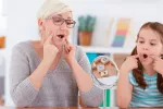Aconsejan no abandonar las sesiones de logopedia en verano Niña con su logopeda haciendo ejercicios del habla
