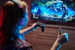 Adolescente jugando a videojuegos