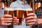 Beber tres cervezas a la semana contribuye al deterioro cognitivo Amigos bebiendo cerveza en el bar
