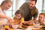 Desayunar bien en casa reduce problemas de comportamiento en niños Familia desayunando juntos en casa