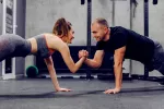 Hacer ejercicio a menudo ayuda a prevenir el COVID-19 y sus riesgos Dos personas haciendo ejercicio en el gimnasio