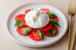 Burrata, ¿nuevo rey del queso? Plato de burrata con tomate