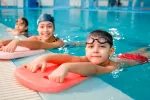 Niños haciendo ejercicio en la piscina