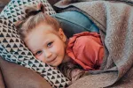 La madurez cerebral determina cuándo los niños dejan atrás las siestas Niña intentando dormir la siesta