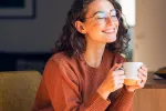 Mujer joven tomando café