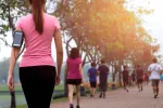 Grupo de personas caminando en el parque