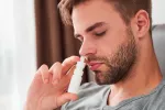 España financiará el espray nasal para tratar la depresión grave Hombre de mediana edad aplicándose un medicamento para la depresión por vía nasal